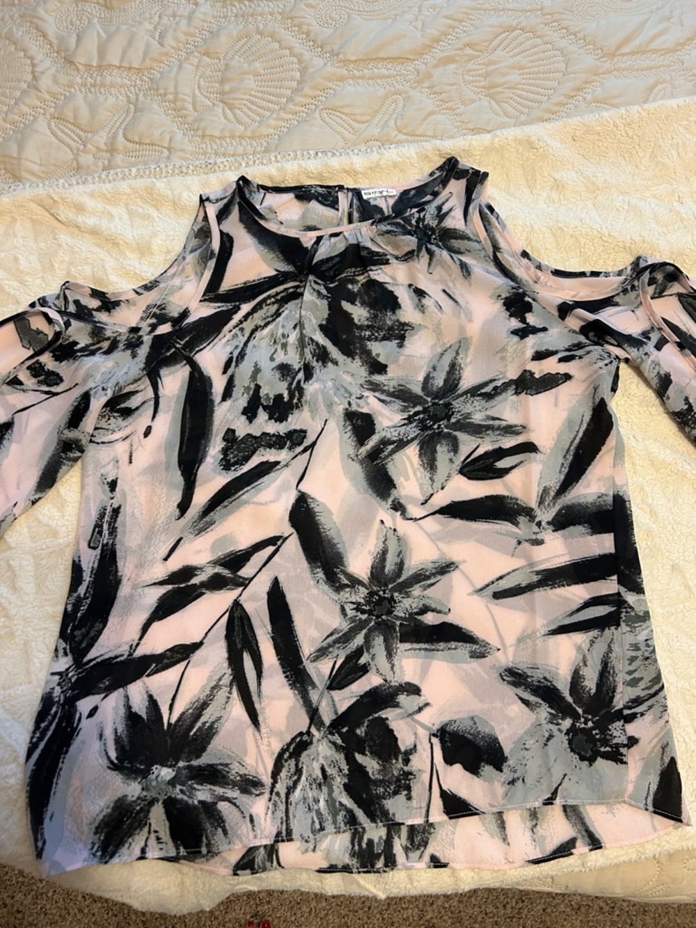 Cold-Shoulder Floral Print Top in Light Cream Grey and Black  Size Medium